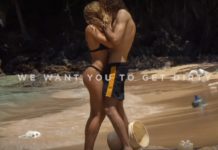 całująca się para na plaży