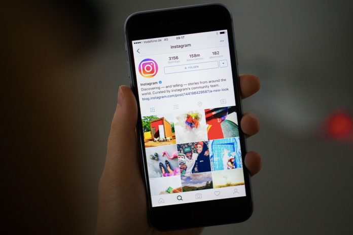 Dłoń trzymająca smartfon z otwartą aplikacją Instagram