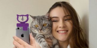 Kobieta robiąca selfie z kotem