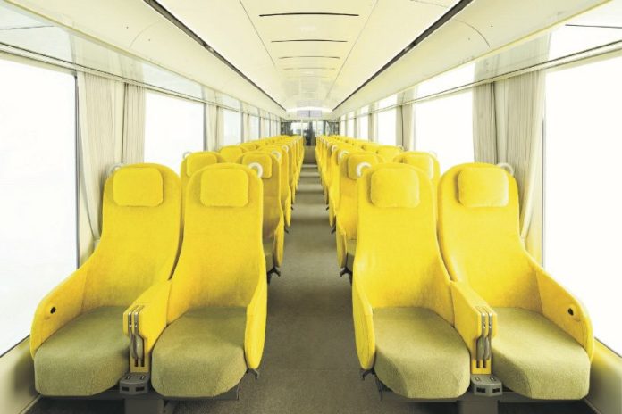 Żółte siedzenia w wagonie w pociągu
