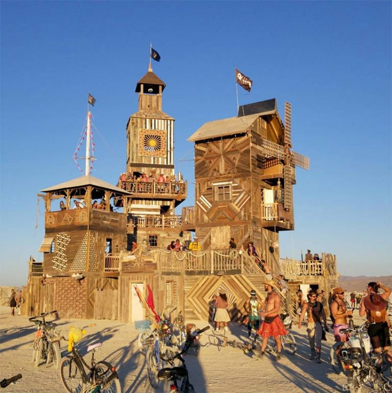 Rzeźby i instalacje które można zobaczyć na Burning Man 2019 6 Metamorfozy, zmiany, niepewność. Rzeźby i instalacje, które można zobaczyć podczas festiwalu Burning Man 2019