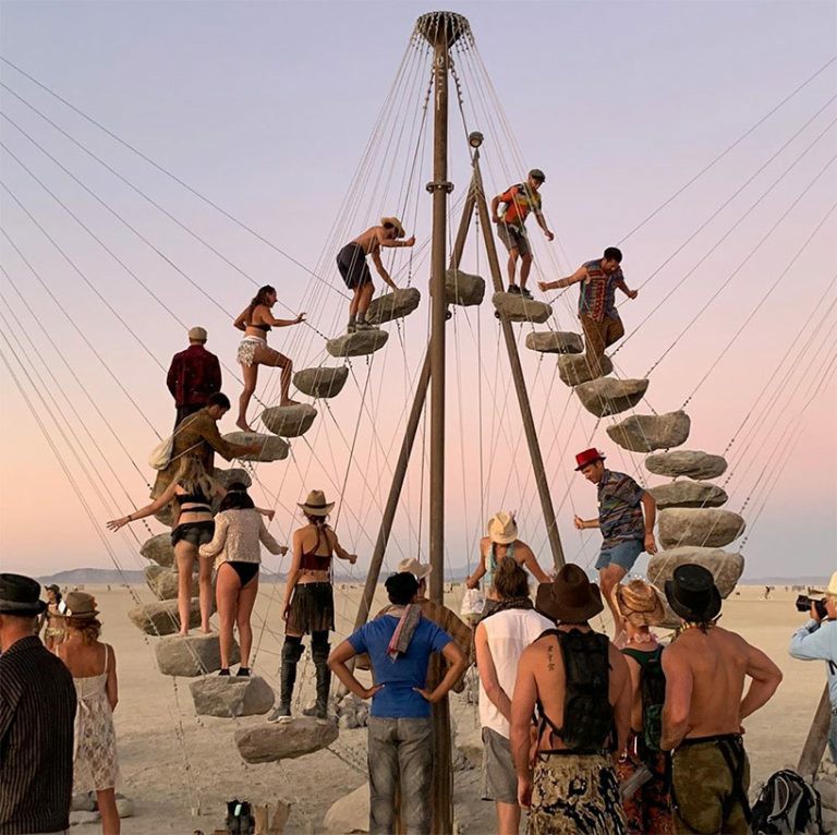 Rzeźby i instalacje które można zobaczyć na Burning Man 2019 8 Metamorfozy, zmiany, niepewność. Rzeźby i instalacje, które można zobaczyć podczas festiwalu Burning Man 2019