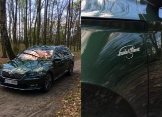 Samochód w lesie i znaczek na samodzie