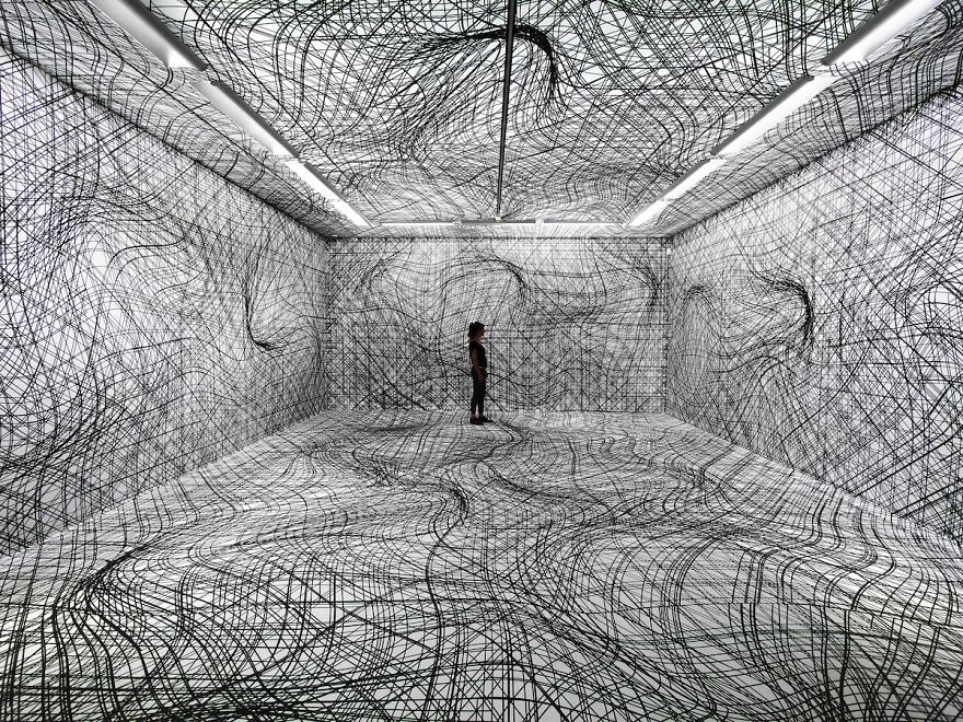Peter Kogler 2014 Taxisplais 5d494e9f84534 880 Austriacki artysta przerabia opuszczone wnętrza w surrealistyczną architekturę, która dosłownie hipnotyzuje