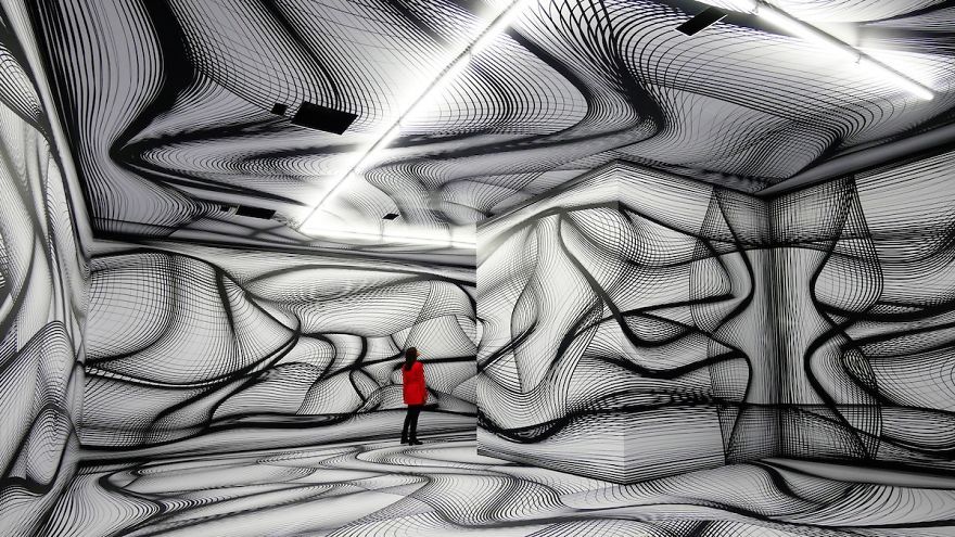 Peter Kogler 2018 Grand Palais 5d494e9a9f245 880 Austriacki artysta przerabia opuszczone wnętrza w surrealistyczną architekturę, która dosłownie hipnotyzuje