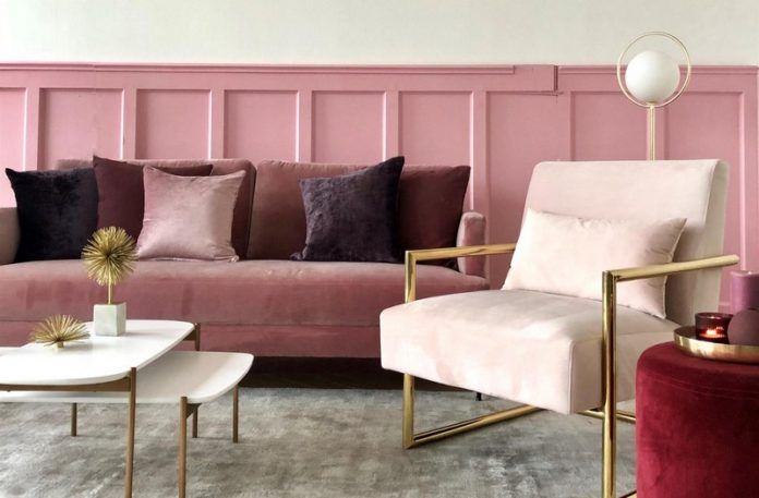 Brudno różowa kanapa i biały fotel