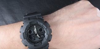 Czarny zegarek na ręku