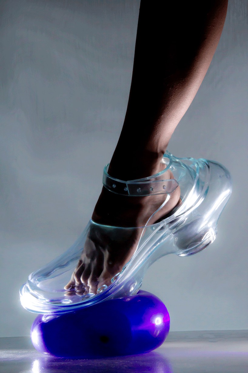 yukako hihara anti gravity shoes magnets designboom 3 Kobieta stworzyła antygrawitacyjne buty w których poczujecie się jakbyście „chodzili po Księżycu”