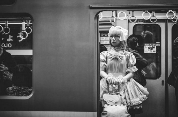 Kobieta w kostiumie w metrze