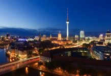 Zdjęcie przedstawiające panoramę Berlina nocą, w centrum obrazka widać wieżę telewizyjną na Aleksanderplatz