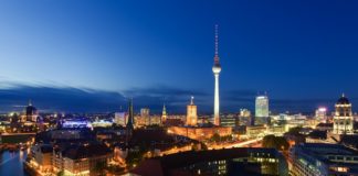 Zdjęcie przedstawiające panoramę Berlina nocą, w centrum obrazka widać wieżę telewizyjną na Aleksanderplatz