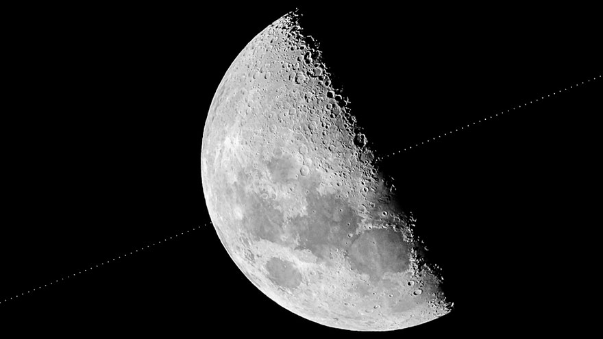 Hubble Space Telescope Transits Across The Moon Between Lunar X And Lunar V By Michael Marston 30 najlepszych zdjęć z konkursu Astronomy Photographer of the Year, czyli fotografii dosłownie nie z tego świata