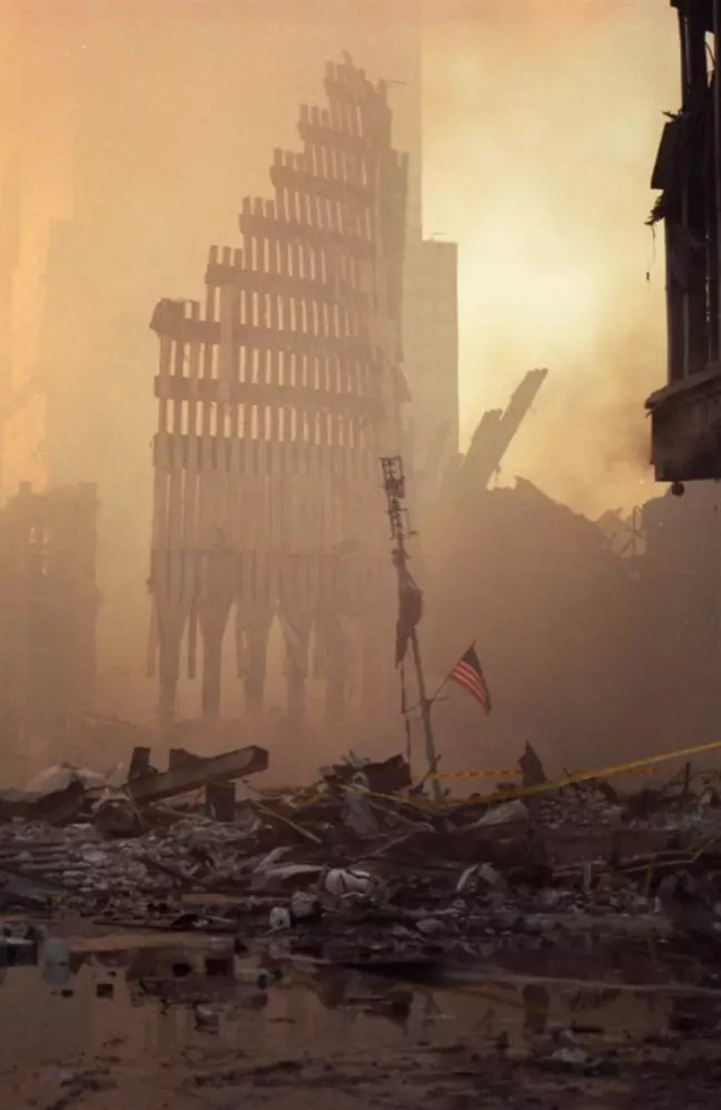 Jeden z pierwszych świadków wydarzeń z 11 września udostępnił niewidziane dotąd zdjęciae Jeden z pierwszych świadków wydarzeń z 11 września udostępnił niewidziane dotąd zdjęcia