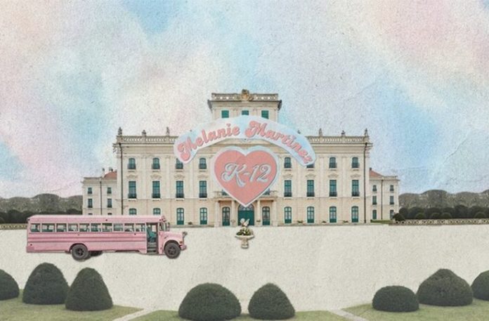 Duży pałac przed którym stoi różowy autobus