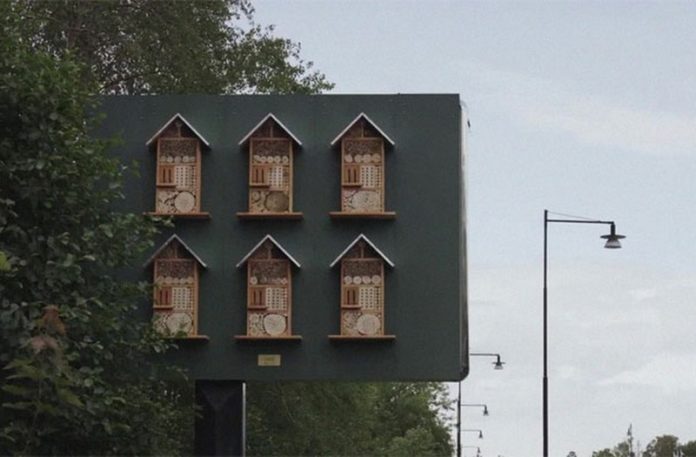 Ule dla pszczół na tyłach billboardów