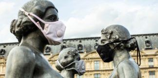Posągi w maskach antysmogowych