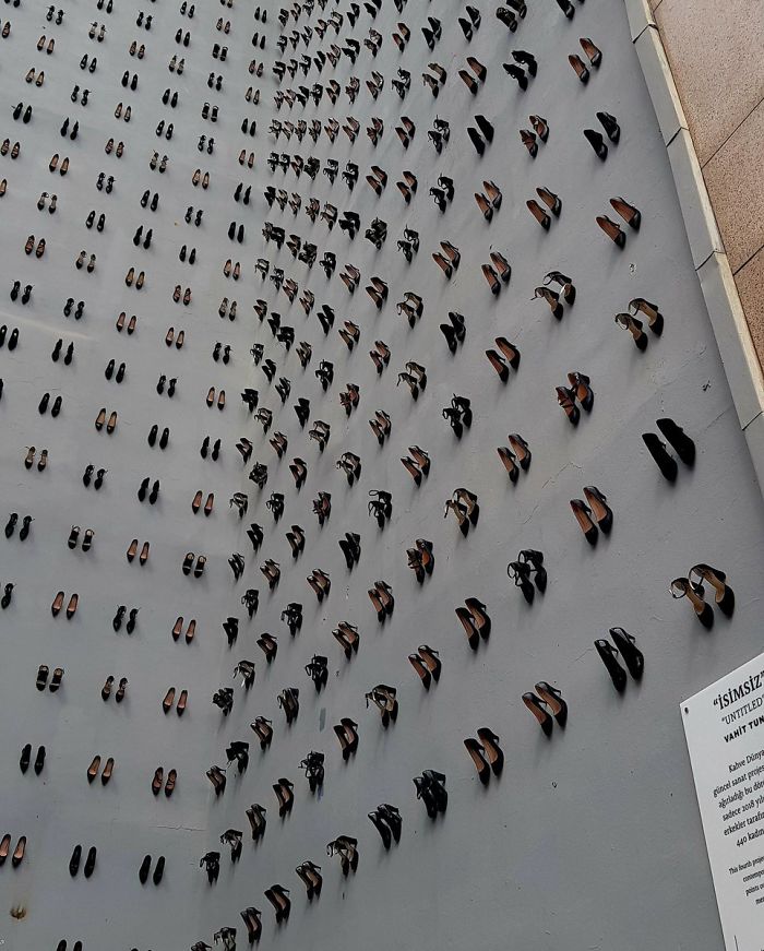 Na ścianie budynku w Turcji pojawiło się 440 par butów. Tyle kobiet zostało w ubiegłym roku zabitych przez własnych mężów 4 Na ścianie budynku w Turcji pojawiło się 440 par butów. Tyle kobiet zostało w ubiegłym roku zabitych przez własnych mężów