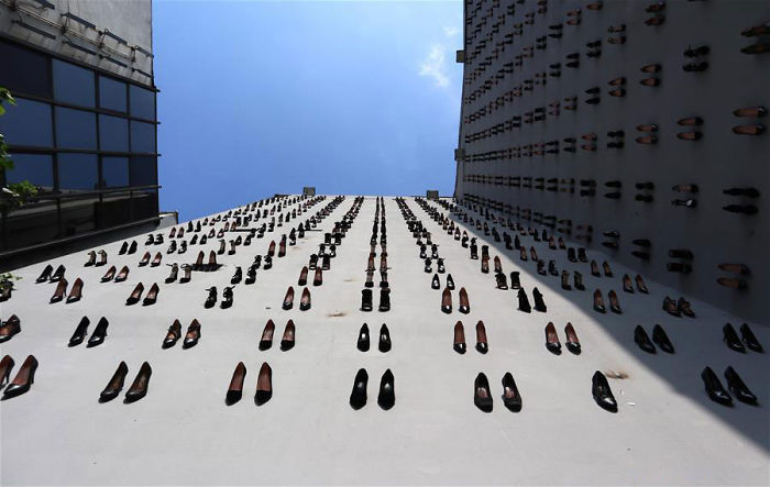 Na ścianie budynku w Turcji pojawiło się 440 par butów. Tyle kobiet zostało w ubiegłym roku zabitych przez własnych mężów 6 Na ścianie budynku w Turcji pojawiło się 440 par butów. Tyle kobiet zostało w ubiegłym roku zabitych przez własnych mężów