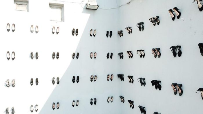 Na ścianie budynku w Turcji pojawiło się 440 par butów. Tyle kobiet zostało w ubiegłym roku zabitych przez własnych mężów 7 Na ścianie budynku w Turcji pojawiło się 440 par butów. Tyle kobiet zostało w ubiegłym roku zabitych przez własnych mężów