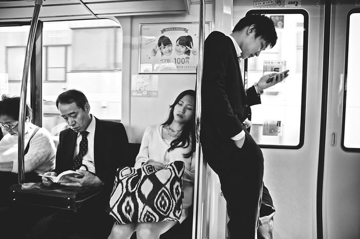 Photographer Gives A Fascinating Glimpse into the Train Culture of Japan through 21 Black White Photos 5d89b54b228cc 700 20 zdjęć pokazujących fascynującą kulturę Japonii z perspektywy metra