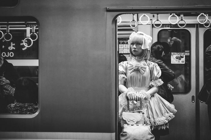 Photographer Gives A Fascinating Glimpse into the Train Culture of Japan through 21 Black White Photos 5d89b57775006 700 20 zdjęć pokazujących fascynującą kulturę Japonii z perspektywy metra