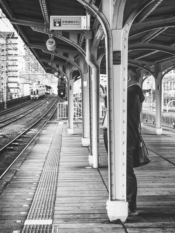 Photographer Gives A Fascinating Glimpse into the Train Culture of Japan through 21 Black White Photos 5d89b64517d3a 700 20 zdjęć pokazujących fascynującą kulturę Japonii z perspektywy metra