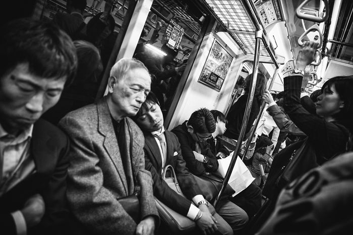 Photographer Gives A Fascinating Glimpse into the Train Culture of Japan through 21 Black White Photos 5d89b75771850 700 20 zdjęć pokazujących fascynującą kulturę Japonii z perspektywy metra