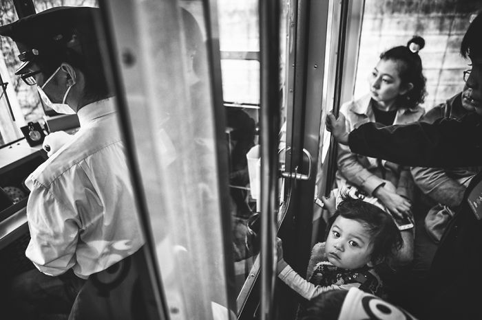 Photographer Gives A Fascinating Glimpse into the Train Culture of Japan through 21 Black White Photos 5d89b7c6559cf 700 20 zdjęć pokazujących fascynującą kulturę Japonii z perspektywy metra