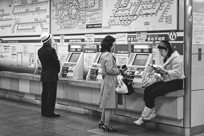Photographer Gives A Fascinating Glimpse into the Train Culture of Japan through 21 Black White Photos 5d89b7f84d5b0 700 20 zdjęć pokazujących fascynującą kulturę Japonii z perspektywy metra