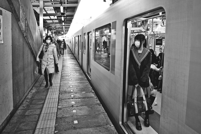 Photographer Gives A Fascinating Glimpse into the Train Culture of Japan through 21 Black White Photos 5d89b805e6ca5 700 20 zdjęć pokazujących fascynującą kulturę Japonii z perspektywy metra