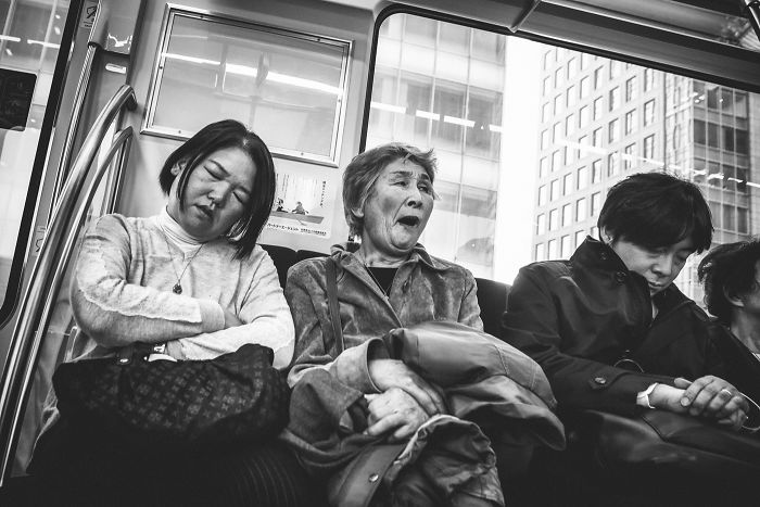 Photographer Gives Fascinating Glimpse into the Train Culture of Japan through 21 Black White Photos 5d8b4ead0ba1e 700 20 zdjęć pokazujących fascynującą kulturę Japonii z perspektywy metra