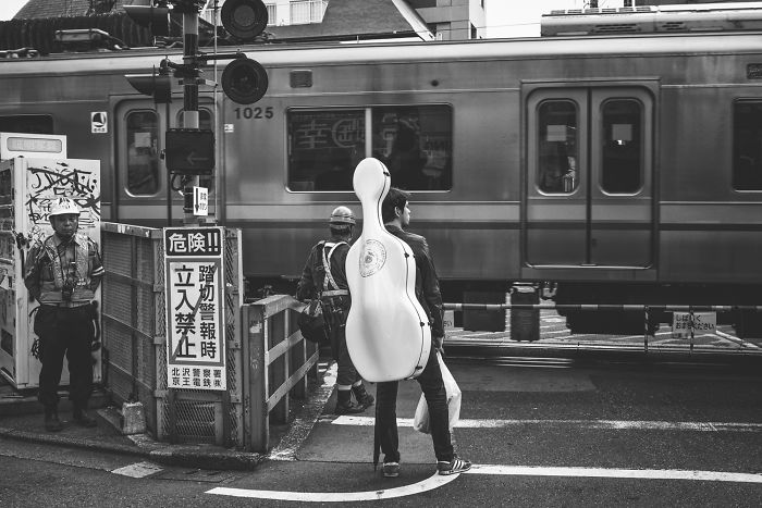 Photographer Gives Fascinating Glimpse into the Train Culture of Japan through 21 Black White Photos 5d8b4eb22a377 700 20 zdjęć pokazujących fascynującą kulturę Japonii z perspektywy metra