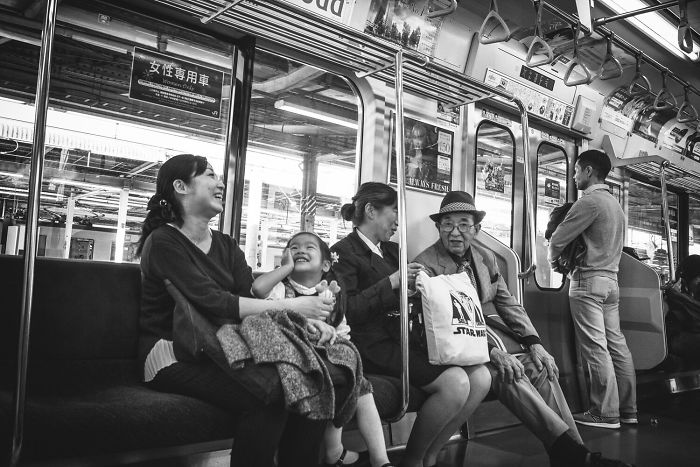 Photographer Gives Fascinating Glimpse into the Train Culture of Japan through 21 Black White Photos 5d8b4ebfebcca 700 20 zdjęć pokazujących fascynującą kulturę Japonii z perspektywy metra