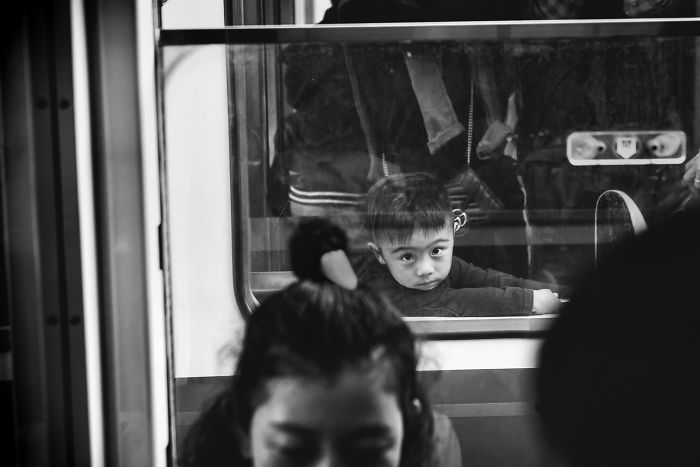 Photographer Gives Fascinating Glimpse into the Train Culture of Japan through 21 Black White Photos 5d8b4ed2294d5 700 20 zdjęć pokazujących fascynującą kulturę Japonii z perspektywy metra