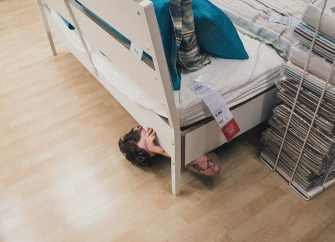 Osoba ukrywająca się pod łóżkiem w sklepie IKEA