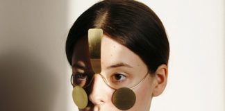 Dziewczyna z minimalistyczną maską na twarzy