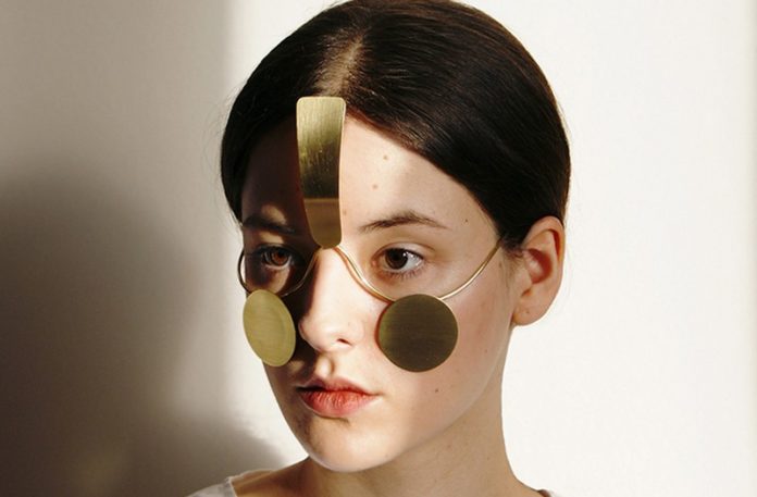 Dziewczyna z minimalistyczną maską na twarzy