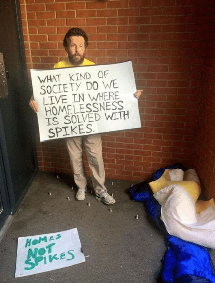 society fights homeless inhumane ways 2 5d78bd4e93350 700 Wroga architektura, czyli 15 sposobów, w jaki miasta walczą z bezdomnymi śpiącymi na ulicach