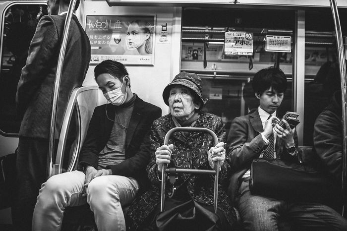 Photographer Gives A Fascinating Glimpse into the Train Culture of Japan through 21 Black White Photos 5d89b53de5a33 700 20 zdjęć pokazujących fascynującą kulturę Japonii z perspektywy metra