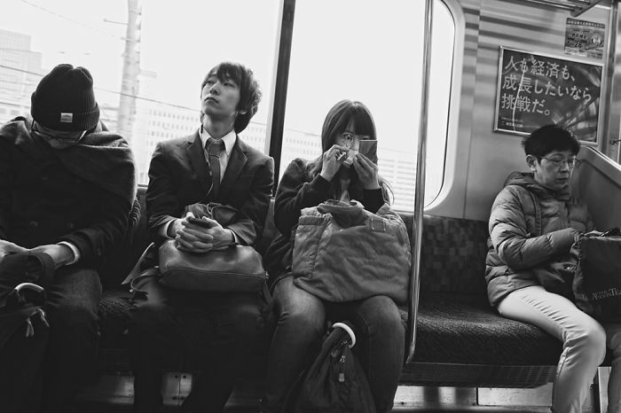 Photographer Gives A Fascinating Glimpse into the Train Culture of Japan through 21 Black White Photos 5d89b7a791752 700 20 zdjęć pokazujących fascynującą kulturę Japonii z perspektywy metra
