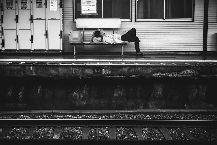 Photographer Gives Fascinating Glimpse into the Train Culture of Japan through 21 Black White Photos 5d8b4ea18deb4 700 20 zdjęć pokazujących fascynującą kulturę Japonii z perspektywy metra