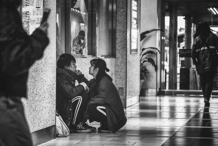 Photographer Gives Fascinating Glimpse into the Train Culture of Japan through 21 Black White Photos 5d8b4ea69d418 700 20 zdjęć pokazujących fascynującą kulturę Japonii z perspektywy metra