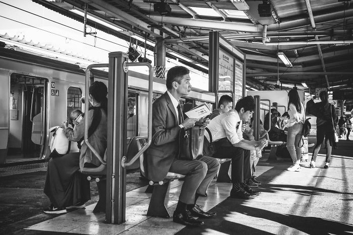 Photographer Gives Fascinating Glimpse into the Train Culture of Japan through 21 Black White Photos 5d8b4ebd2cabe 700 20 zdjęć pokazujących fascynującą kulturę Japonii z perspektywy metra