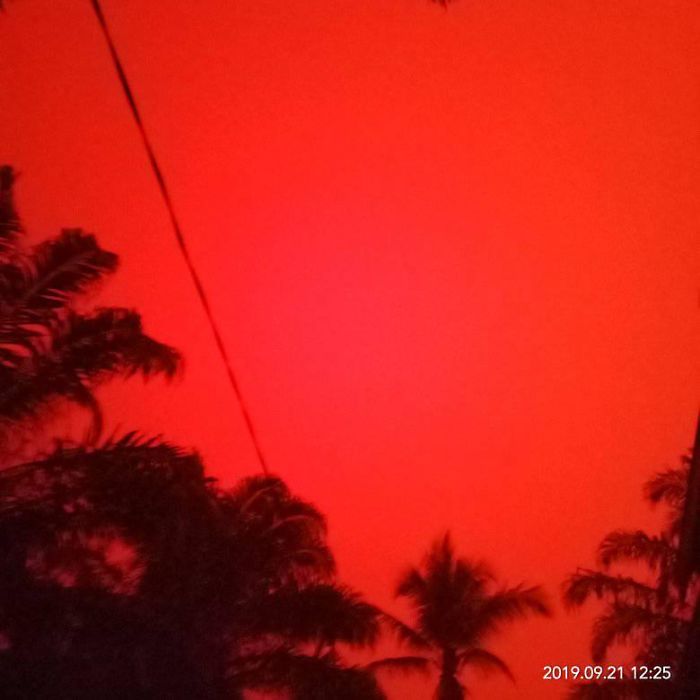 red sky indonesian 1 5d88d9f4ce002 700 Nad jedną z wiosek w Indonezji pojawiło się krwistoczerwone niebo. To efekt pożarów lasów