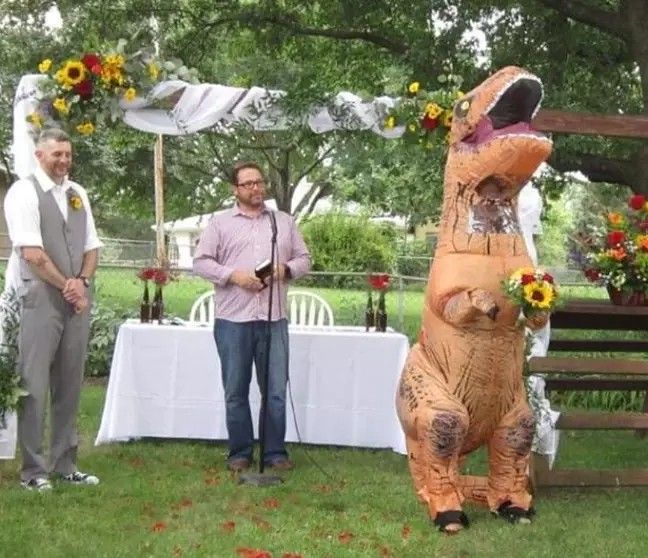sss Dziewczyna postanowiła na ślub siostry przyjść w stroju dinozaura. Jaka była reakcja panny młodej?