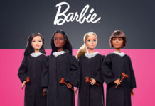 Cztery lalki na różowo-czarnym tle