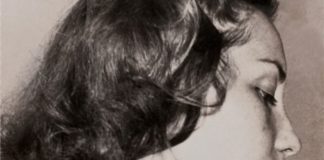 Czarno-białę zdjęcie kobiety profilem
