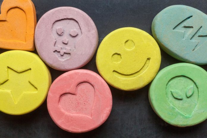 Tabletki o różnych kolorach z minimalistycznymi wzorami na sobie, takimi jak serce czy czaszka