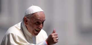 Zdjęcie przedstawia papieża franciszka, uśmiechniętego, pokazującego "kciuk w górę"