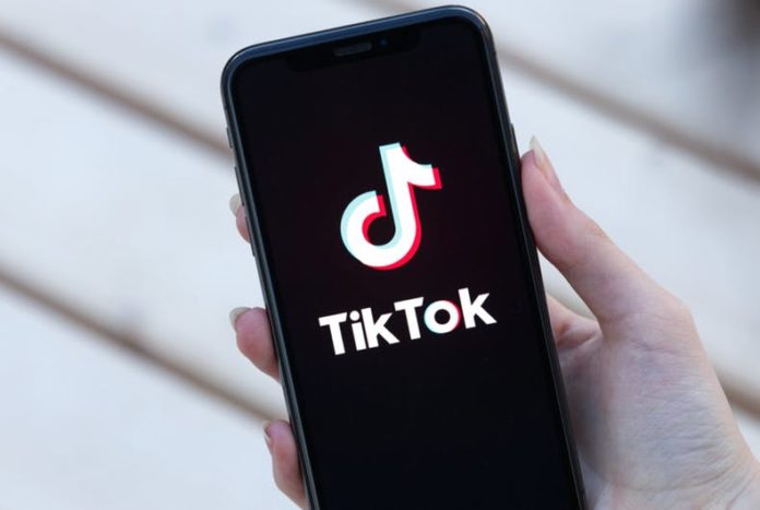 Smartfon z logo TikTok
